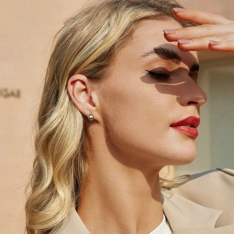 أقراط مرصعة بتصميم قطرة ماء لامعة على شكل دمعة لا تسبب الحساسية