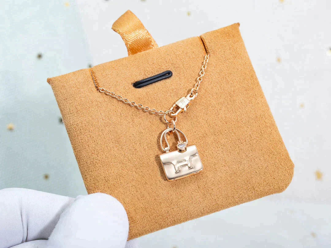 [⭐JeweliWhal]AMULETTE PEDANT ROSE GOLD NECKLACE