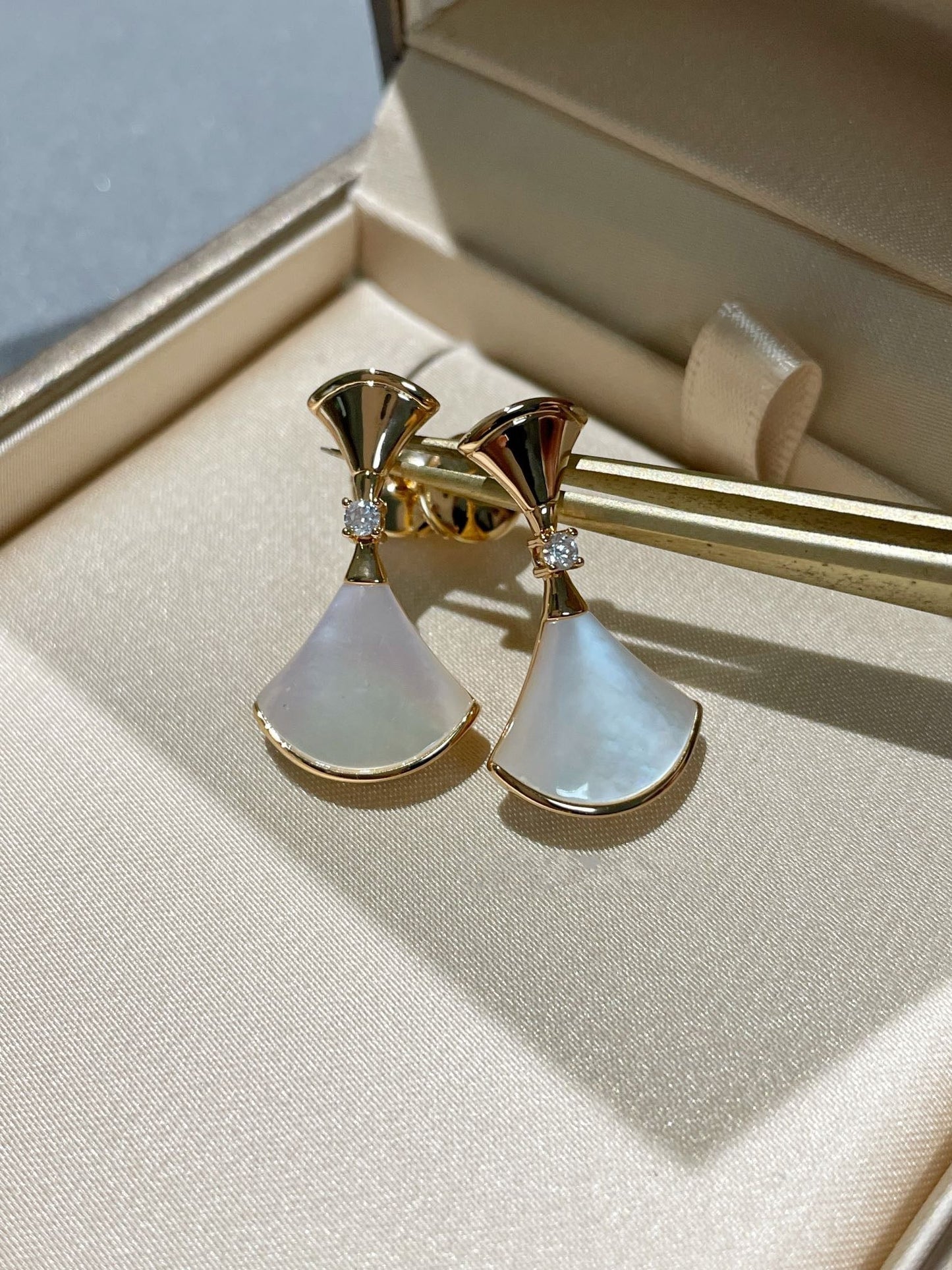 [⭐JeweliWhal]DREAM MOP 1 DIAMOND EARRINGS