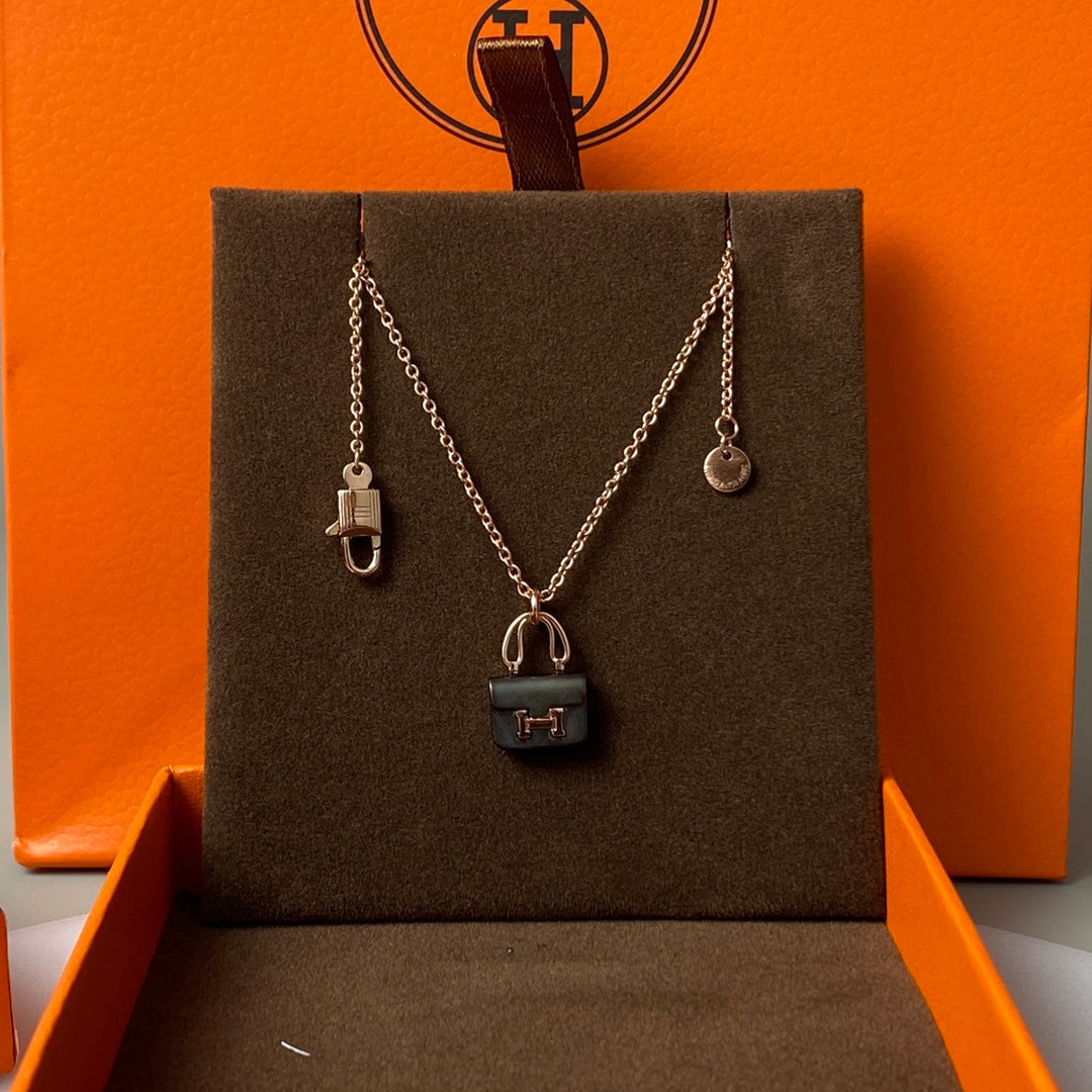[⭐JeweliWhal]CONSTANCE BLACK PEDANT PINK GOLD NECKLACE