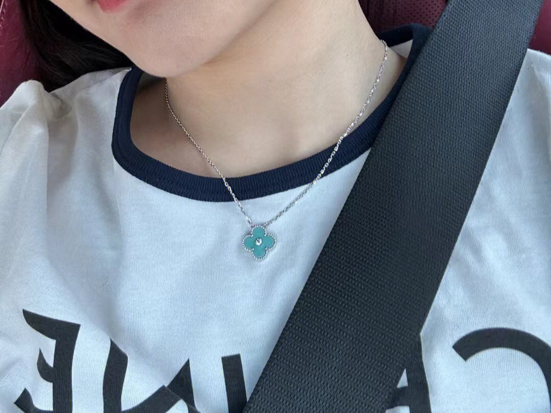 [⭐JeweliWhal]CLOVER 1 DIAMOND LIGHT BLUE SILVER NECKLACE