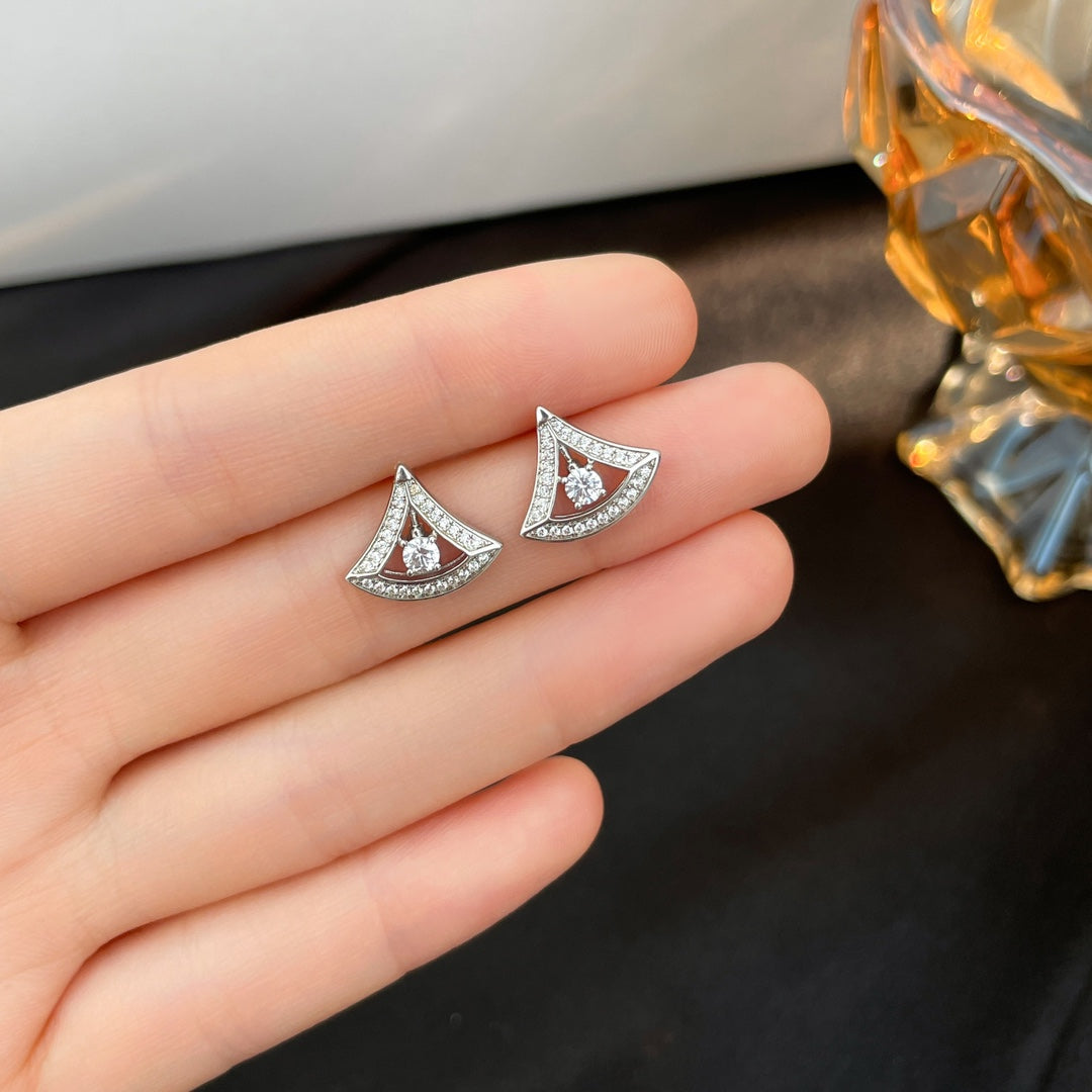 [⭐JeweliWhal] أقراط مسمارية صغيرة بتصميم أحلام مرصعة بالألماس