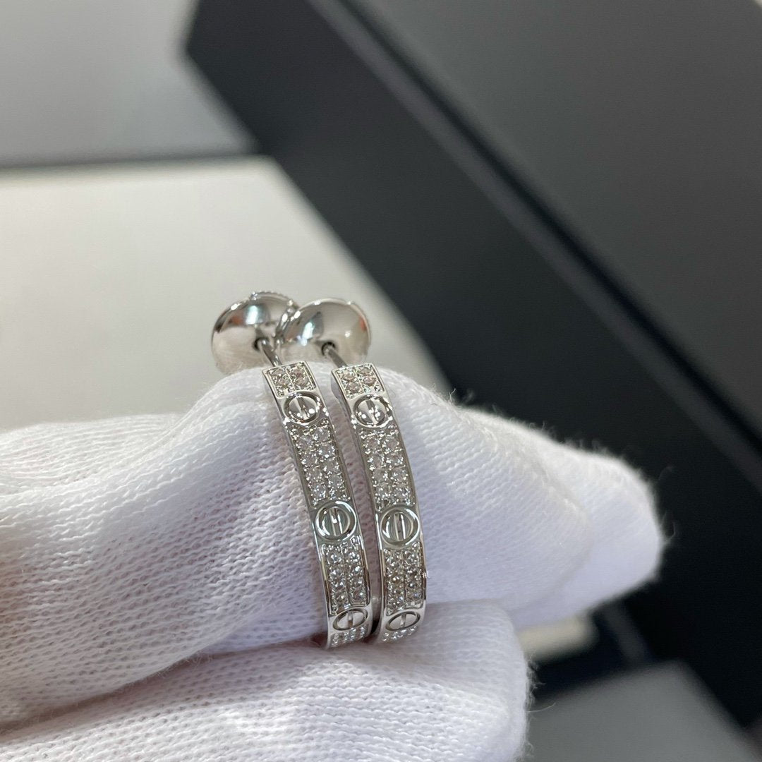 [⭐JeweliWhal] أقراط أذن دائرية فضية بتصميم LOVE DIAMOND