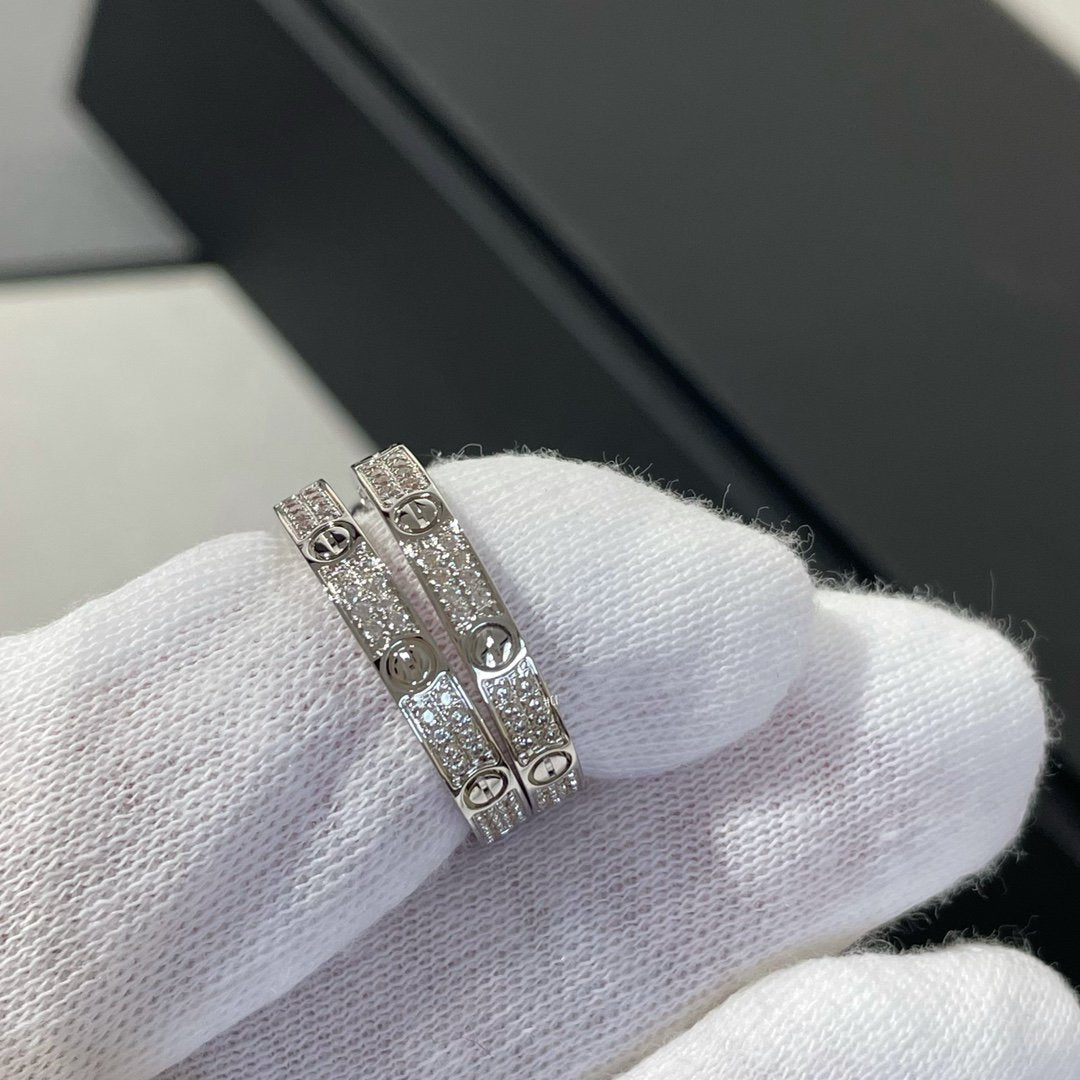 [⭐JeweliWhal] أقراط أذن دائرية فضية بتصميم LOVE DIAMOND