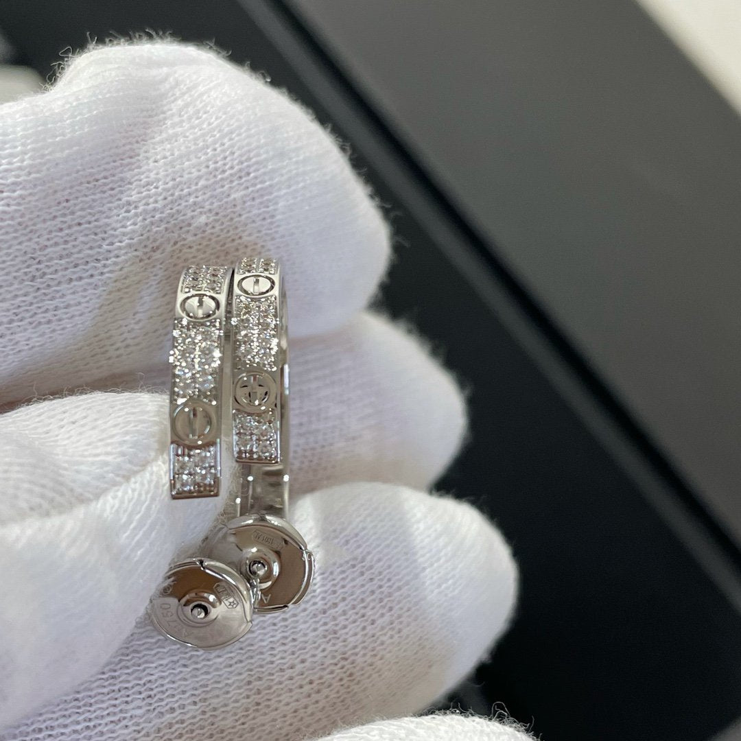 [⭐JeweliWhal] أقراط أذن دائرية فضية بتصميم LOVE DIAMOND