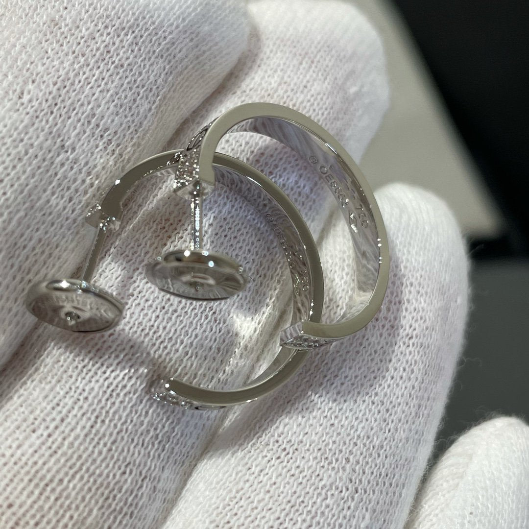 [⭐JeweliWhal] أقراط أذن دائرية فضية بتصميم LOVE DIAMOND