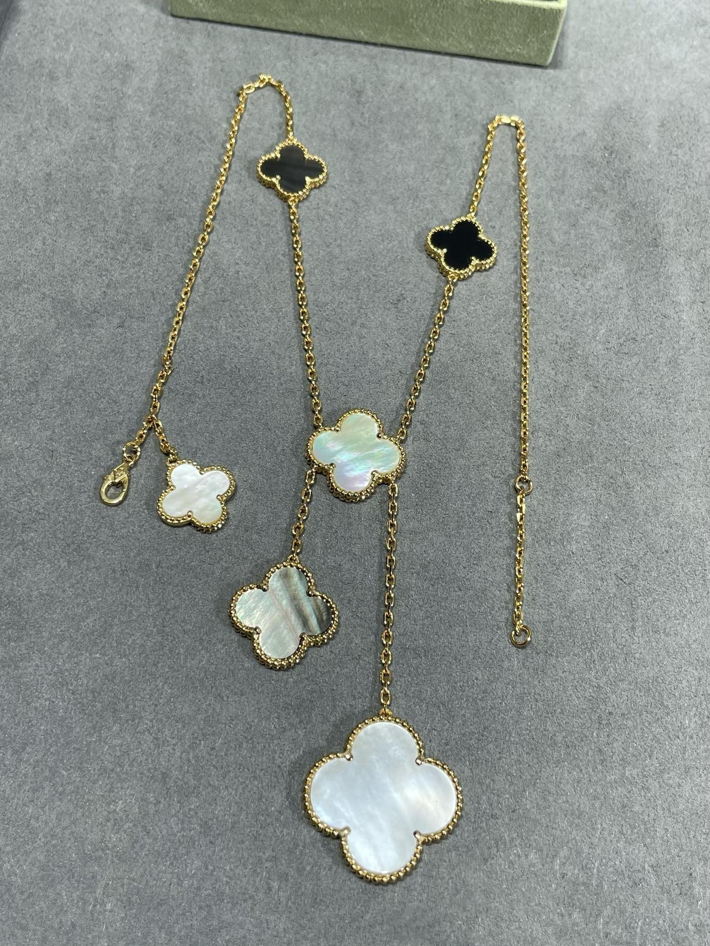 [⭐JeweliWhal]CLOVER 6 MOTIF MOP ONYX GOLD NECKLACE