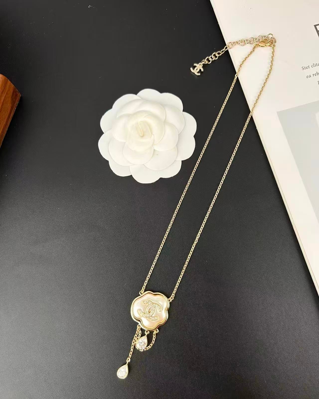 [⭐JeweliWhal]Cloud Pearl Mother-of-Pearl Diamond Chain Pendant Necklace