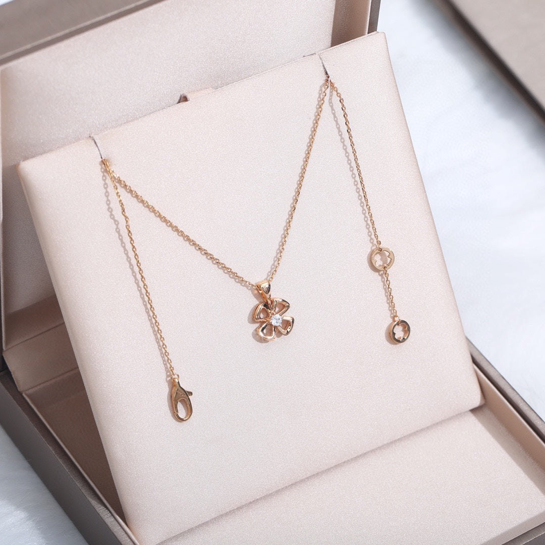 [⭐JeweliWhal]FIOREVER NECKLACE DIAMOND CENTER